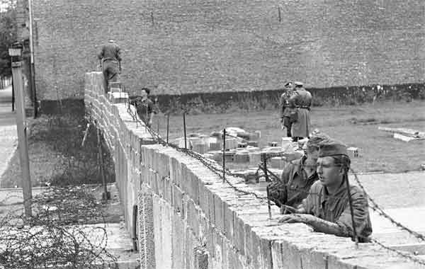 A construção do muro de Berlim - 1961